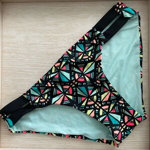Geometric pattern bikini bottom size medium